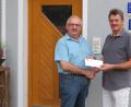 Bild: gz
Zimmerer- und Dachdeckermeister Hans Hanauer (rechts) überreicht Herbert Putzer von der Kinderkrebshilfe ein Kuvert mit 2000 Euro.