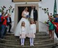 Bild: jr
Begleitet von den zwei Brautmädchen Ida (links) und Marie verließ das Brautpaar die Kirche in Leonberg.