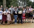 Bild: Hirsch
Die Kirwapaare bedankten sich bei den Tanzlehrern Anita und Alfred Merl sowie bei den Musikanten Andreas Fischer und Tobias Müller für die Unterstützung.
