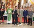 Bild: ral
Nach den Ansprachen gab es Abschiedsgeschenke für Pfarrer Johann Wutz von Pfarrgemeinderat, Kirchenverwaltung und Gemeinde (von links): Elisabeth Ott, Sigrid Bogner, Bürgermeister Georg Köppl, Andreas Schmid, Thomas Salzl, Hans Beer und Alois Wildenauer.