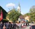 Bild: frd
In einer feierlichen Prozession begleiten die Christen beim Kirchenpatrozinium den Priester, der den Leib Christi in der Monstranz trägt, durch die Dorfstraßen.