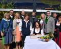 Bild: bey
Bayerns Landwirtschaftsministerin Michaela Kaniber wird bei ihrem Eintrag iins Goldene Buch eingerahmt von Kreisbäuerin Josefine Kick, MdL Alexander Flierl. , Pleysteins Zweiter Bürgermeisterin Andrea Lang, Landrat Andreas Meier, Erika Sauer, Vorsitzende des Fleischrinderverbandes Bayern, Landtagskandidat Stephan Oetzinger, Stadträtin Dagmar Nachtigall, Bürgermeister Hermann Ach, BBV-Kreisobmann Josef Fütterer, Bezirksbäuerin Rita Blümel und MdB Marlene Mortler.