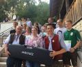 Bild: exb
Tittings Schützenmeister Richard Eder, Gewinnerin Julia Helgert und Brauereichef Fritz Gutmann junior (von links) mit dem Preis für Platz eins und den weiteren Top-8-Platzierten.