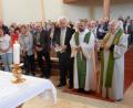 Bild: tml
Die beiden Zelebranten Pfarrer Stefan Prunhuber und Pfarrer i. R. Ferdinand Kohl (von links) mit den zahlreichen Gläubigen beim Gottesdienst in der Wallfahrtskirche Maria Loreto.