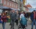 Bild: jr
Erstmals lädt die Stadt Tirschenreuth zum Herbstmarkt ein: Am Sonntag, 2. September. Ähnlich wie bei bisherigen Märkten (Bild) sind rudn 50 Fieranten von 8 bis 18 Uhr am Marktplatz für ihre Kunden da. Die Tirschenreuther Fachgeschäfte laden zudem von 11 bis 16 Uhr zu einem besonderen Programm ein.