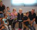 Bild: kro
Unter fachmännischer Anleitung durften die Kinder Blasinstrumente ausprobieren.