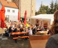 Bild: arw
In der Sonne hörten die Besucher des Frühschoppens beim Schlossbergfest die Rede von Tanja Schweiger.