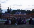 Bild: mmj
Ein ruhiger Platz auf der Liegewiese, bunte Lichter spiegeln sich im Wasser. Ein gemütliches Ambiente beim Sommerfest am Moorbadgelände.