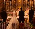 Bild: mde
Vor den Traualtar in der Kemnather Stadtpfarrkirche treten eine Woche nach der standesamtlichen Hochzeit Daniel und Karina Reindl. Der Kemnather Stadtpfarrer Konrad Amschl und der Kirchenlaibacher Pfarrer Sven Grillmeier vermählen die beiden. Mit am Traualtar stehen die Väter des Brautpaares, die die Trauzeugen sind.