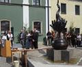 Bild: gz
Pfarrer Herbert Zimmermann segnet den Granitbrunnen mit der Zoiglskulptur.