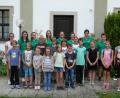 Bild: kgg
Viel Spaß hatten die Mädchen und Buben bei der Pfarrgarten-Rallye, die die Ministranten der Pfarrei Waldsassen im Rahmen des Ferienprogramms anboten. Mit im Bild Organisationsleiterin Johanna Urbanek (Zweite von links) mit ihren Helfern.