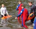 Bild: myd
Auf seine Einsatztauglichkeit hin prüfen Wasserwachtler aus fünf Ortsgruppen des Kreisverbandes das Gerät "Seabob" im Rußweiher.