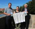 Bild: exb
Landrat Wolfgang Lippert, Tourismusreferentin Stephanie Wenisch und Radwege-Manager Rudi Ehstand (von rechts) mit der neue Radkarte.