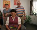 Bild: wro
Elfriede Lang feiert ihren 80. Geburtstag. Zweiter Bürgermeister Fritz Holm gratuliert für die Gemeinde. Glückwünsche überbringt auch Gabi Eichenseher im Namen des Kultur- und Tourismusvereins.
