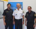 Bild: exb
Thomas Schöniger, eingerahmt vom Chef der Polizeiinspektion Sulzbach-Rosenberg, Erstem Polizeihauptkommissar Michael Kernebeck und dessen Vertreter, Polizeihauptkommissar Peter Krämer.