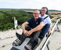 Bild: Petra Hartl
Betriebsleiter Wolfgang Schwarz und Bürgermeister Hermann Falk (von links) machen zum Zehnjährigen eine Fahrt mit dem Monte Coaster. Auf dem kann man momentan samstags, in den Sommerferien, übrigens auch nachtrodeln – bis 23 Uhr, mit Lagerfeuerromantik.