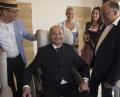 Bild: gz
Beim Besuch der AWO-Tagespflegeeinrichtung testet Albert Füracker auch einen der elektrisch betriebenen Ruhesessel.
