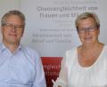 Bild: Agentur für Arbeit/exb
Markus Nitsch, Leiter der Agentur für Arbeit Schwandorf und Dorothea Seitz-Dobler, Beauftragte für Chancengleichheit am Arbeitsmarkt machen darauf aufmerksam, dass es bei der Chancengleichheit von Frauen und Männern noch viel zu tun gibt.