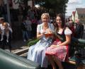 Bild: gz
Nach der Segnung des Zoigldenkmals am Rathaus machen sich Bierkönigin Johanna Seiler (links) und Zoiglkönigin Lena Müller mit einer Kutsche auf den Weg zum Kommunbrauhaus.