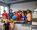Bild: enz
Im Rahmen des Ferienprogramms stellten Mitglieder des Katholischen Frauenbundes mit den Kindern verschiedene Strudel und andere Leckereien her.