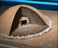 Bild: Kurt Engelhardt
Das vom Germanischen Nationalmuseum in Nürnberg gefertigte Modell zeigt, wie ein solches hallstattzeitliches Hügelgrab ursprünglich ausgesehen haben könnte.