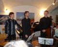 Bild: tie
Statt im Freien konzertiert das „Dvorak-Trio" im umgebauten Marstall des Wurzer Pfarrhofs