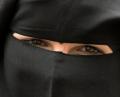 Bild: Symbolbild: Boris Roessler/dpa
„Teils waren nur noch die Augen zu sehen, und selbst die wurden mit einer Sonnenbrille bedeckt“, berichtet Ladenbesitzerin Anne Sciuk. Sie entschloss sich zu ihrer Bitte, auf Verschleierung zu verzichten.