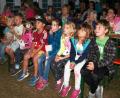 Bild: Götte
Mit gebannten Blicken verfolgten die Kinder, wie eine Schulklasse ihren in einem Frosch verwandelten Lehrer aus großen Abenteuern rettet.