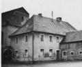 Bild: exb
Das alte Schulhaus mit dem Stall und der Holzlege vor rund 130 Jahren. Heute ist das Altenstädter Museum darin untergebracht.