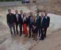 Bild: Kunz
Spatenstich für neues Mehrfamilienhaus an der Königsberger Straße: feiern Bauträger, Architekt und Finanzierungspartner.