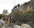 Bild: hl
Die Fichtenhornbläser vor der Kulisse der Oberen Burg mit Besuchern.