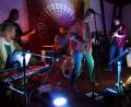 Bild: eib
„The Fabulous Freakbrothers“ auf der Fassl – Bühne: (von links) David Mages, Cyrus Saleki, Robert Mages, Bandleader Wolfgang Staudinger und Darius Saleki.