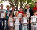 Bild: nib
Die beiden Vorsitzenden Bettina Berger (li) und Franz Ziegelmeier (re) gratulierten den Siegern des diejährigen Gartenfruchtwettbewerbs bei den Erwachsenen und den Kindern.