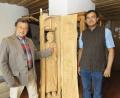 Bild: Hirsch
Hans Schuierer und der indische Pater Thomas rufen zu Spenden für die indischen Monsun-Opfer auf. Der Geistliche segnete die Papst-Skulptur (Mitte) im Hause Schuierer.