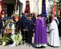 Bild: Petra Hartl
Bei der Verabschiedung von Peter Deiml auf dem Friedhof bilden die acht Kommandanten der Feuerwehren im Auerbacher Gemeindegebiet eine Ehrenwache am Sarg. Sie werden von den Fahnenabordnungen der 39 Wehren im Inspektionsbereich flankiert.