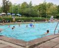 Bild: bsc
Ein letztes Mal können in dieser Saison am Freitag, 31. August, die Badegäste ihrem Vergnügen im Friedenfelser Freibad nachgehen. Um 19 Uhr schließt die beliebte Freizeitanlage.