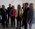 Bild: wolfgang.fuchs@oberpfalzmedien.de
Architekt Sebastian Grundler (links) und Bürgermeister Stephan Oetzingen, auch Landtagskandidat der CSU, führen Ministerin Kerstin Schreyer (Vierte von rechts) durch das künftige Gemeindezentrum von Mantel.