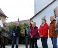 Bild: Huber
Nach einer Einführung im Hof der evangelischen Kirche Peter und Paul nehmen Hans Vogel (links) und Gerd Horn (Dritter von links) ihr Publikum mit auf einen Besuch in der Fledermauskolonie im Kirchenschiff.