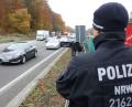 Bild: Christoph Reichwein/dpa
Die Polizei (hier ein Archivbild aus Nordrhein-Westfalen) hat bei Unfällen jetzt auch Gaffer im Blick: Hier filmt ein Beamter Verkehrsteilnehmer, die an einer Unfallstelle vorbeikommen, um Autofahrer, die dabei Handy-Aufnahmen machen, zur Rechenschaft zu ziehen.