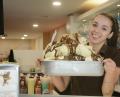 Bild: Gabi Schönberger
Ein Paradies für Eisliebhaber – Emanuela De Souza Da Rosa, Mitarbeiterin des Eiscafés „Il Gelato“, legt das frisch zubereitete Eis in die Kühltruhe.