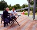 Bild: bkr
In den vergangenen Tagen wurde es ruhig im Naturerlebnisbad. Geschäftsführer Robert Kratzenberg (links) und Bademeister Kai Wolf (rechts) nutzen die Zeit dafür, die eingegangenen Umfragekarten auszuwerten. Am 10. September um 11 Uhr werden im Bad die drei Gewinner der Jahreskarten 2019 gezogen.