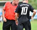 Bild: A. Schwarzmeier
Der Weidener Schiri-Boss Willi Hirsch (links) ist ein Freund klarer Ansprachen an die Spieler. In den A- und B-Klassen der Region fehlt immer öfter ein Unparteiischer. Hirsch sieht die Vereine in der Pflicht.