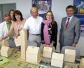 Bild: Uschald
Das Thema Energieverbrauch wird Schulklassen im Energiespardorf vermittelt. Diesesmal informierte sich dort eine Besuchergruppe von Bündnis 90/Die Grünen. Das waren (von links) Kreisvorsitzender und Fraktionssprecher Hans-Jürgen Bumes, Florian Klein vom Kreisverband Schwandorf, Stadträtin Elke Winkel, Landtagskandidat und Stadtrat Dr. Klaus Ebenburger sowie MdB Lisa Badum. Rechts der Geschäftsführer der Stadtwerke, Stephan Prechtl.