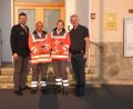 Bild: den
Bereitschaftsleiter Sven Lehner, Bernhard und Pia Hanny sowie Bürgermeister Uli Roth (von links). Gut dass die beiden in Uniform beim Fototermin waren: Im Anschluss meldete sich der Pipser für den nächsten Einsatz.