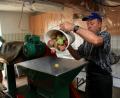 Bild: wro
Zuvor müssen die Äpfel zerkleinert werden. Die Aufgabe übernimmt Emmeram Bächer vom Obst- und Gartenbauverein.