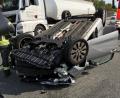Bild: Gustl Beer
Der Wagen bleibt nach dem Überschlag auf dem Dach liegen.