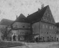 Bild: exb
Das Alte Schloss in Neustadt zeichnet sich schon 1913 (Bild) durch den markanten Bogen am Eingang und den spitz zulaufenden Dachstuhl aus.