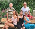 Bild: tr
Anfang September beginnen die Proben auf der Kettelerhaus-Bühne. Unser Bild die drei Hauptdarstellerinnen nach einem Inszenierungsgespräch mit Regisseur und Produktionsleitung. Von links: Manfred Grüssner, Lilly Melzer, Janka Hannemann-Mathes, Florian Winklmüller und Petra Sommer-Stark.