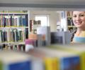 Bild: Gerhard Götz
Leonie Flachsmanns Arbeitsplatz ist seit einigen Wochen der zwischen den Büchern der Stadtbibliothek Schwandorf.