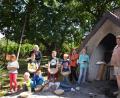 Bild: gi
Die Kinder haben ihr eigenes Brot selbst geknetet und zum Erkennen verziert. Dann schiebt Sandro Stefinger die Laibe in den Holzbackofen.